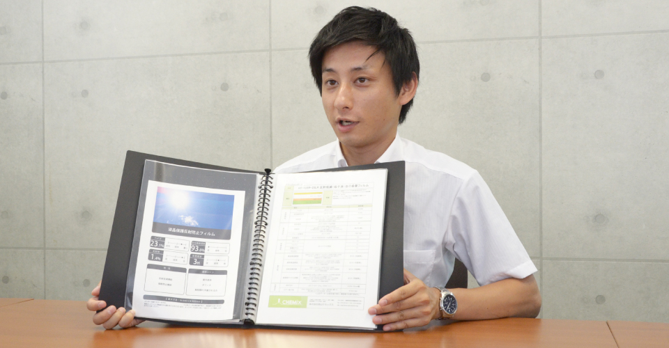 西山ケミックスの営業が様々な液晶保護フィルムをご提案している写真