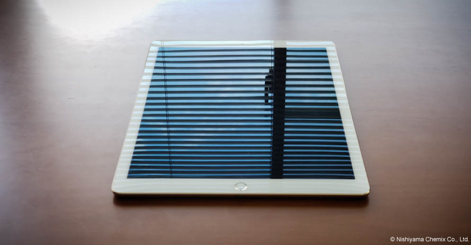 タブレット端末に光が反射している画像